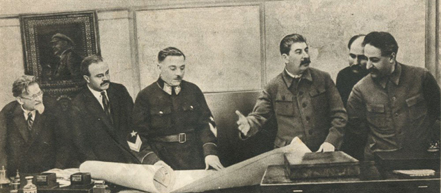 სტალინი, მოლოტოვი, ვოროშილოვი, კაგანოვიჩი, ორჯონიკიძე და კალინინი (კრემლი, 1936 წლის მარტი)