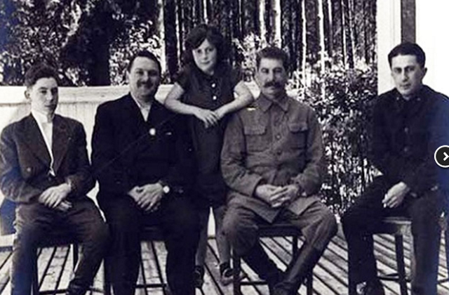 ვასილ სტალინი (მარცხნივ), ჟდანოვი, სვეტლანა ალილუევა, იოსებ სტალინი და იაკობ ჯუღაშვილი