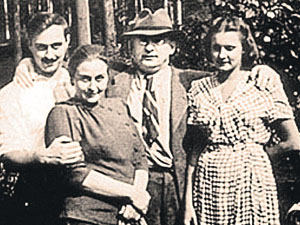 ლავრენტი ბერია ოჯახთან ერთად - ვაჟი სერგო, მეუღლე ნინა და რძალი მართა
