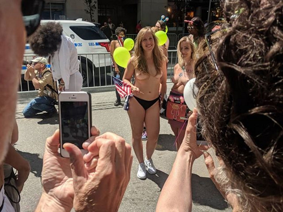 ასობით ქალმა შიშველი მკერდით ჩაიარა ნიუ-იორკში