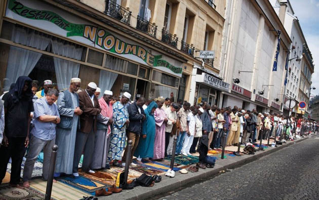 მუსლიმები ლოცულობენ პარიზის ცენტრში