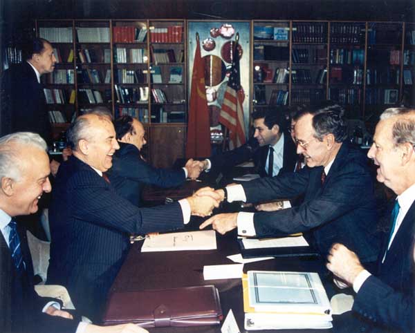 ედუარდ შევარდნაძე, მიხეილ გობაჩოვი, ალექსანდრე იაკოვლევი ( მარცხნივ) და ბეიკერი და ჯორჯ ბუში უფროსი (მარჯვნივ)