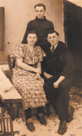 М. И. Букин (сидит) с супругой и неизвестным молодым человеком
