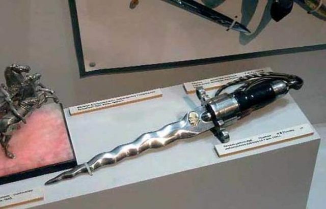 Подарок вождю: кинжал-револьвер, который американские рабочие-евреи подарили Сталину