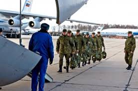 Военнослужащие медицинской службы ВС России во время посадки для отправки в Италию для борьбы с вирусом COVID-19