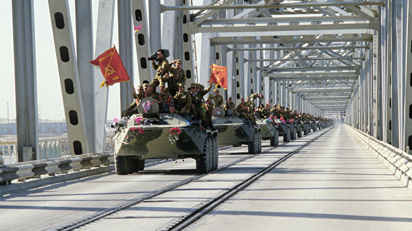 Окончание вывода ограниченного контингента советских войск из Демократической Республики Афганистан. Колонна бронетехники пересекает афгано-советскую границу по мосту Дружбы через реку Аму-Дарью
