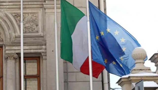 Политики в Италии свернули флаги ЕС в знак протеста против недостатка солидарности