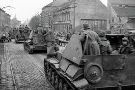 Советские артиллеристы ведут огонь из орудия на одной из улиц Вены