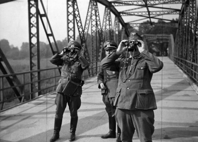 Немецкие офицеры наблюдают за вводом польских войск в Богумин с германской части Старыбогуминского моста. Архивное фото.