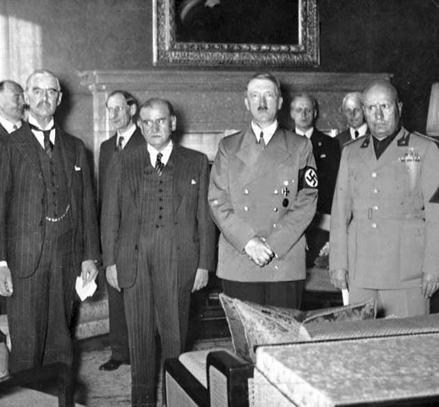 После подписания Мюнхенского соглашения - Чемберлен, Даладье, Гитлер и Муссолини