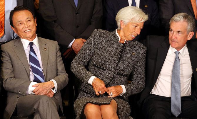 Глава ЕЦБ (с 2019 года) Кристин Лагард (в центре) и глава ФРС США Дж. Пауэлл (справа) Фото: REUTERS/Marcos Brindicci