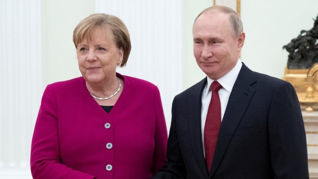 Меркель и Путин обсудили по телефону ситуацию в Белоруссии