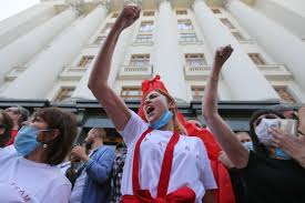 Участники акции "Немой президент — не мой президент!" в Киеве