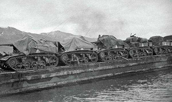 Десантная баржа с американскими легкими танками МЗ "Стюарт" направляется в район высадки морского десанта Станичка — Южная Озерейка