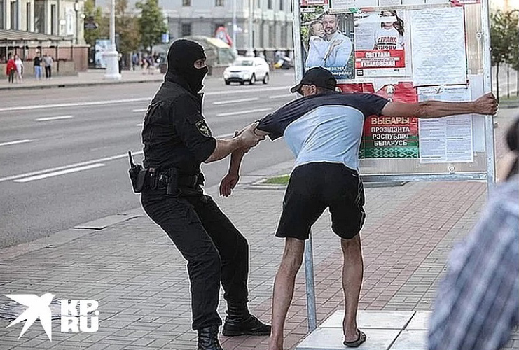 Задержание участника шествия оппозиции в Минске.