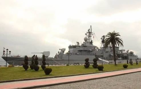турецкий боевой корабль в Батумском порту