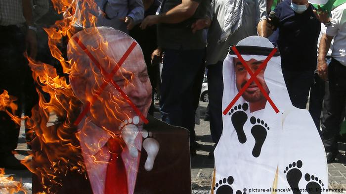 Арабы в секторе Газа сжигают чучела премьер-министра Израиля Биньямина Нетаньяху и президента Объединенных Арабских Эмиратов Халифа ибн Заида Аль Нахайяна
