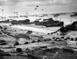 Высадка американских военных на десантном корабле на нормандский пляж Омаха во Франции. 6 июня 1944 года