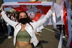 Участница несанкционированного женского марша "Подруга за подругу" в Минске