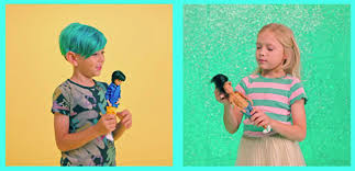 Стоп-кадр рекламного видео кукол Creatable World компании Mattel
