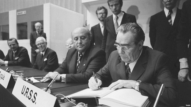 Леонид Брежнев подписйвает Заключителъный акт совещания по безапасности и сотрудничеству в Европе. 1 августа 1975 года Хелъсинки