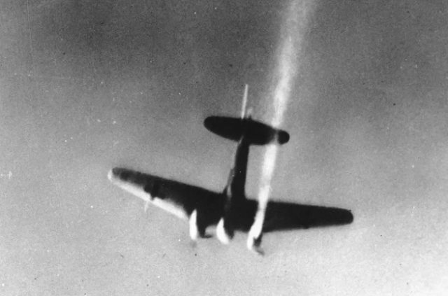 Неопытный летчик сбил 1-й самолет, 2-й протаранил. Выпрыгнув, на земле взял немцких летчиков в плен