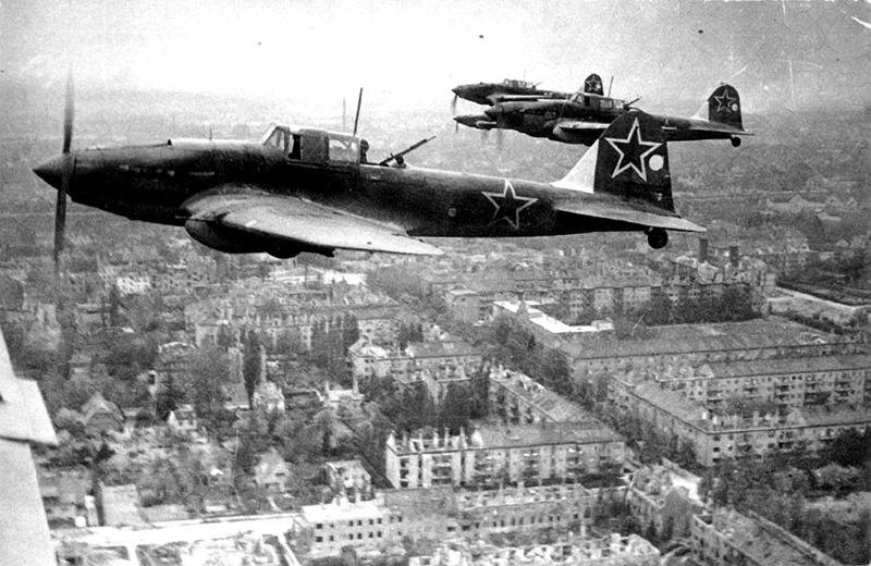 Советские самолеты в бою.