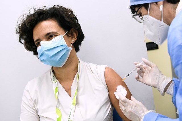Италия подаст в суд из-за задержек поставок вакцин Pfizer и AstraZeneca