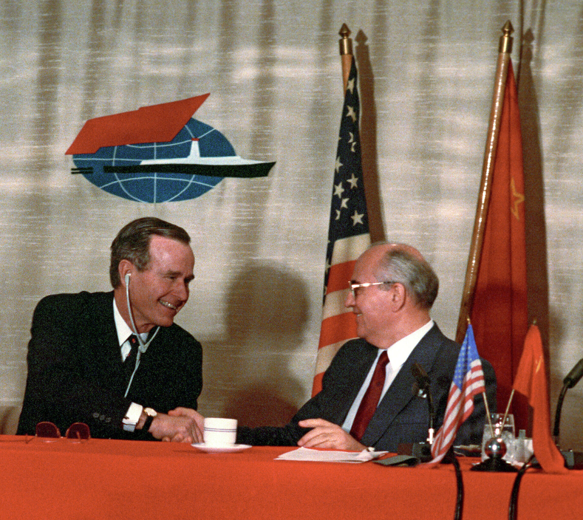 Совместная пресс-конференция Председателя Верховного Совета СССР Михаила Горбачева (справа) и президента США Джорджа Буша на Мальте