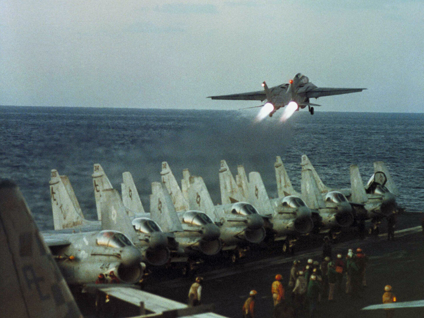 Самолеты F-14 ВМС США на авианосце USS John F. Kennedy в Красном море во время миссии по атаке иракских позиций "Буря в пустыне"