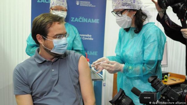 Главу Минздрава Словакии уволили после поставки российской вакцины