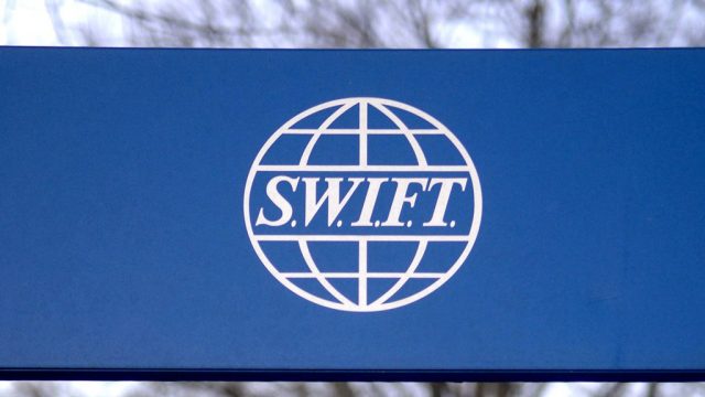 Кремль не исключил отключения России от SWIFT