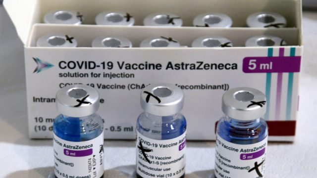 СМИ: Европейский регулятор подтвердил связь вакцины AstraZeneca с тромбозом