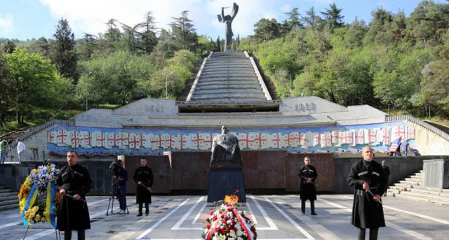 Как президенту пришло в голову переделать монумент Победы в Великой Отечественной войне?