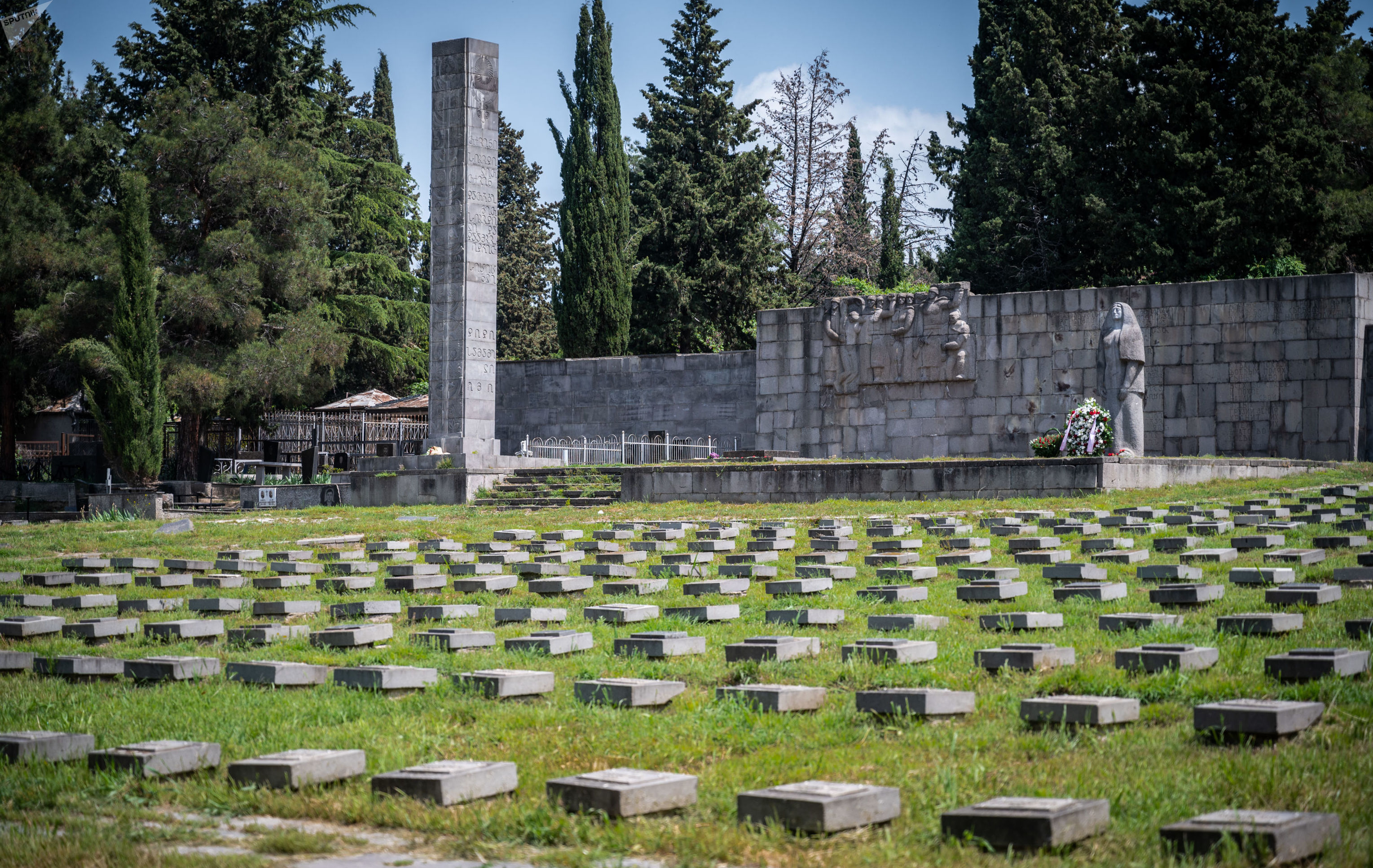 День Победы 9 мая 2021 года. Воинские могилы на кладбище Кукия. Венки и цветы у памятника павшим воинам 