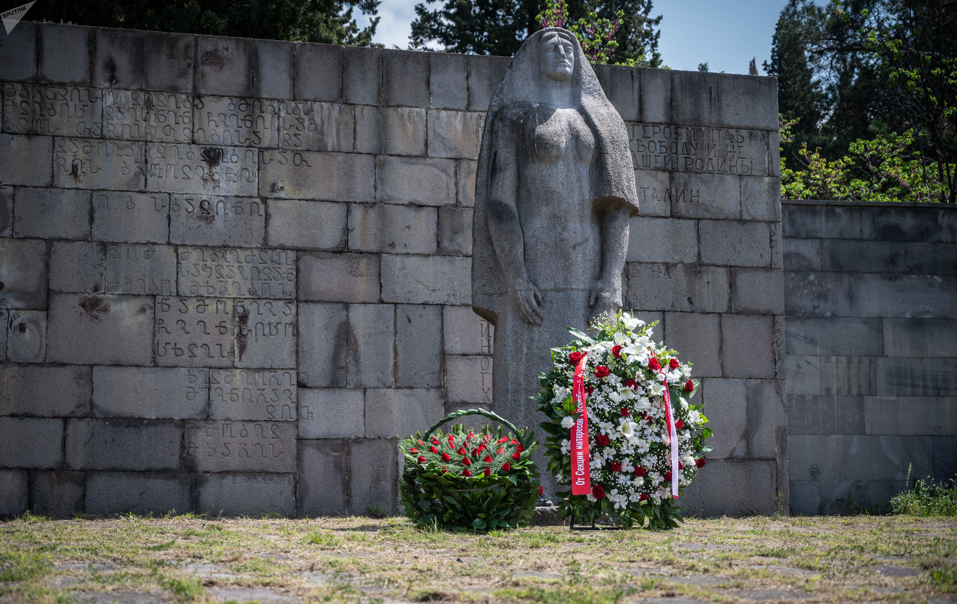 День Победы 9 мая 2021 года. Воинские могилы на кладбище Кукия. Венки и цветы у памятника павшим воинам  
