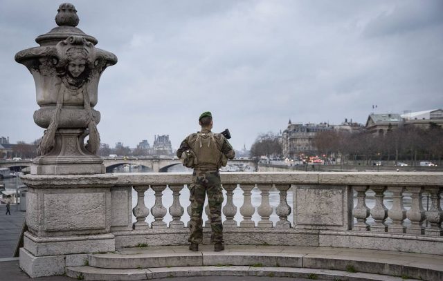 Группа военных Франции поддержала отставных генералов, заявивших о риске гражданской войны