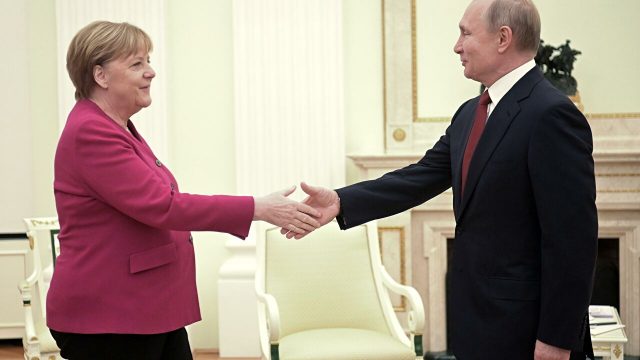 Путин и Меркель в телефонном разговоре подчеркнули важность сохранения исторической памяти