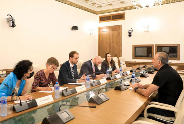Представители посольств ЕС и США встретились с парламентскими политическими группами