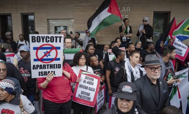 Группа, собравшаяся перед зданием генерального консульства США в Йоханнесбурге (ЮАР), провела демонстрацию поддержки сектора Газа и палестинского народа