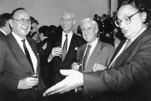 Министр иностранных дел Германии Ганс-Дитрих Геншер с коллегами: голландцем Гансом ван ден Броком, бельгийцем Жаком Поосом и итальянцем Джанни Де Микелисом после подписания Маастрихтского договора, 7 февраля 1992 года