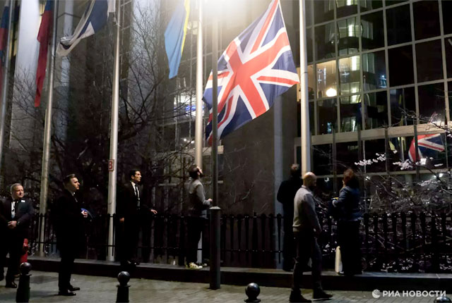 Сотрудники снимают флаг Великобритании у здания Европарламента в Брюсселе