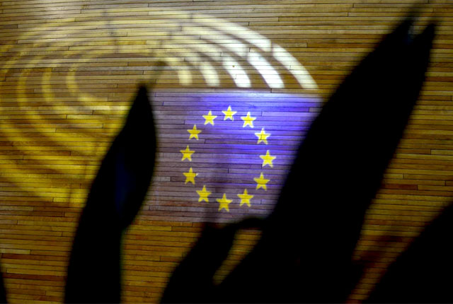 Световая проекция флага Европейского союза в здании Европарламента в Страсбурге