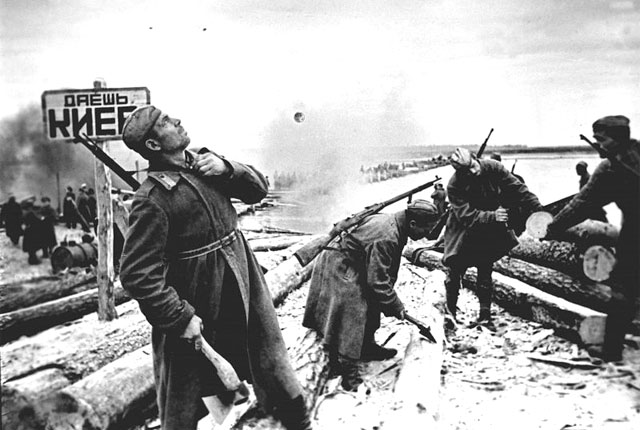 Советские саперы строят переправу через Днепр северо-восточнее Киева, октябрь-ноябрь 1943. Автор: Аркадий Шайхет