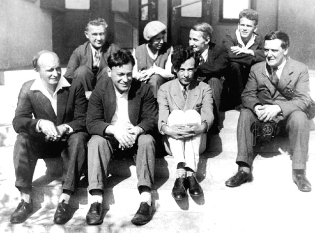 Сентябрь 1934 года. Лев Шубников, Александр Лейпунский, Лев Ландау и Петр Капица (слева направо в нижнем ряду) с коллегами-физиками на ступеньках УФТИ. Фото: архив ГНЦ ФЭИ.