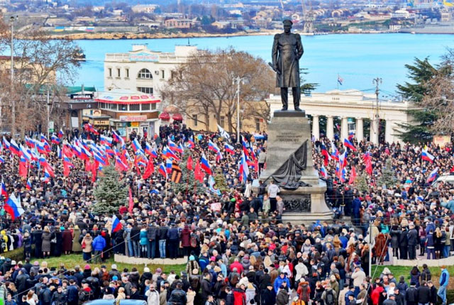 Митинг на площади Нахимова в Севастополе с поддержкой идеи референдума, март 2014-го