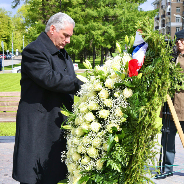 Президент Кубы, который находится с визитом в Москве, возложил цветы к памятнику Фиделю Кастро
