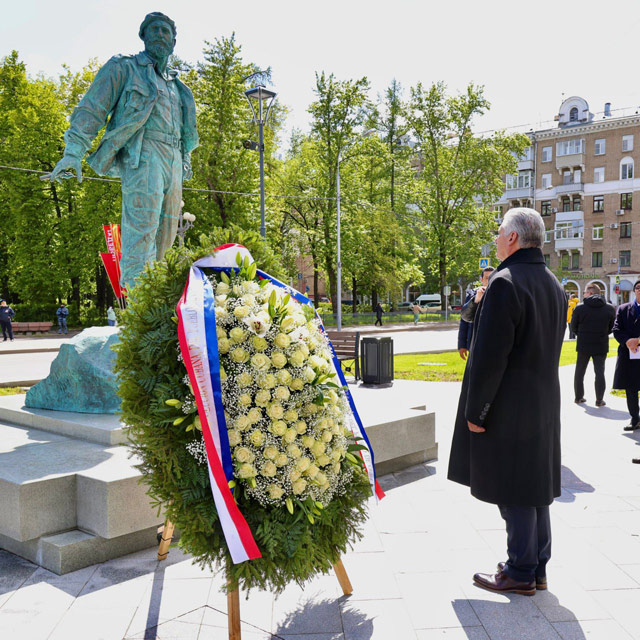 Президент Кубы, который находится с визитом в Москве, возложил цветы к памятнику Фиделю Кастро
