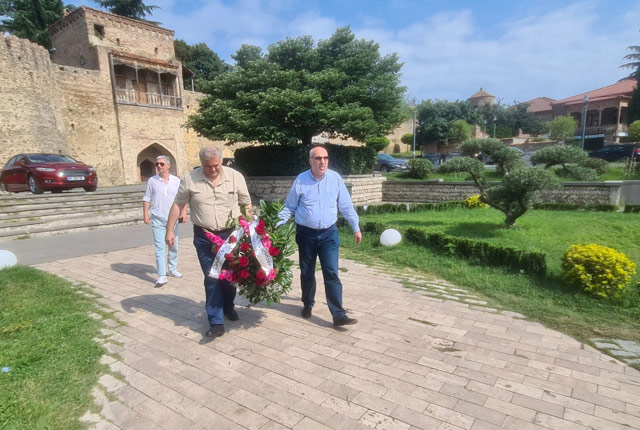 Руководители Института Евразии и Евро-Азиатского Альянса возложили цветы к памятнику Ираклия