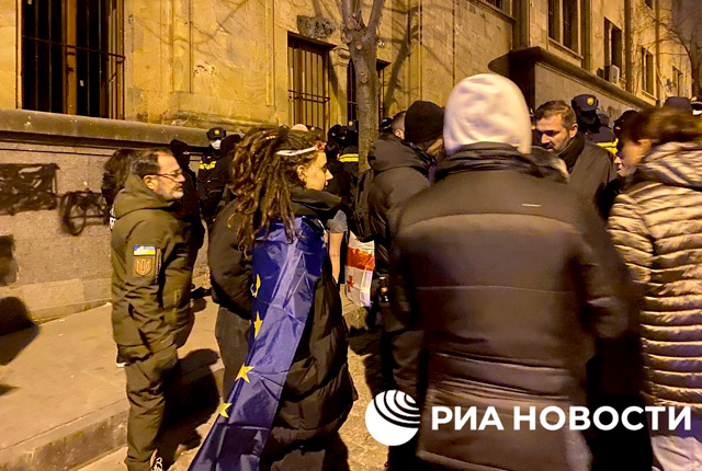 Мужчина с нашивками ВСУ пришел на митинг оппозиции у парламента в Тбилиси